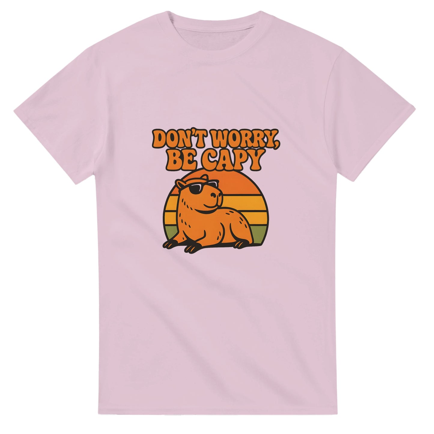 Retroinspirerad capybara-motiv med solnedgång. Perfekt för en avslappnad sommarkänsla.