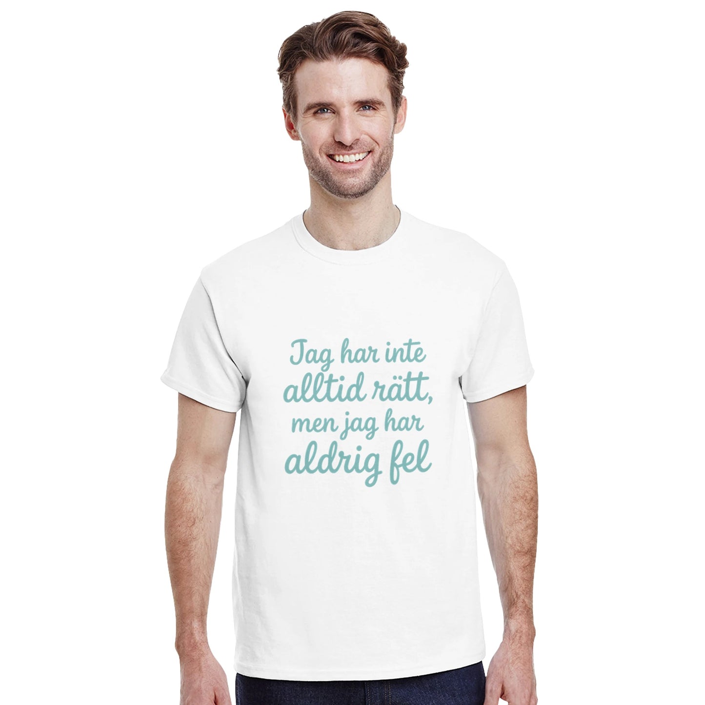 T-shirt med rolig text: Jag har inte alltid rätt, men jag har aldrig fel. Lekfull font och mjuk pastellfärg.