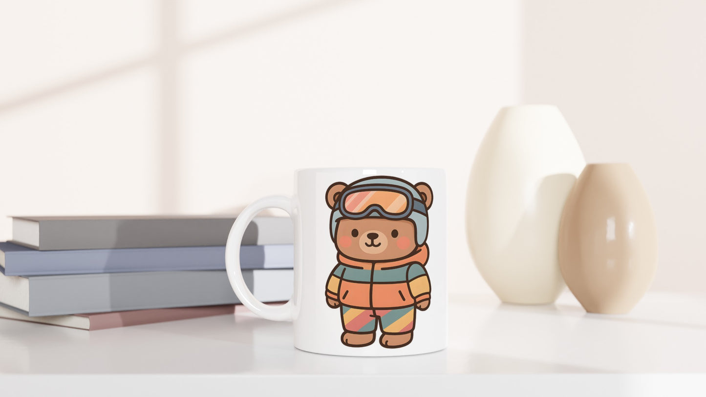 Mugg med björn i skidkläder, perfekt present för skidentusiaster som älskar djur.