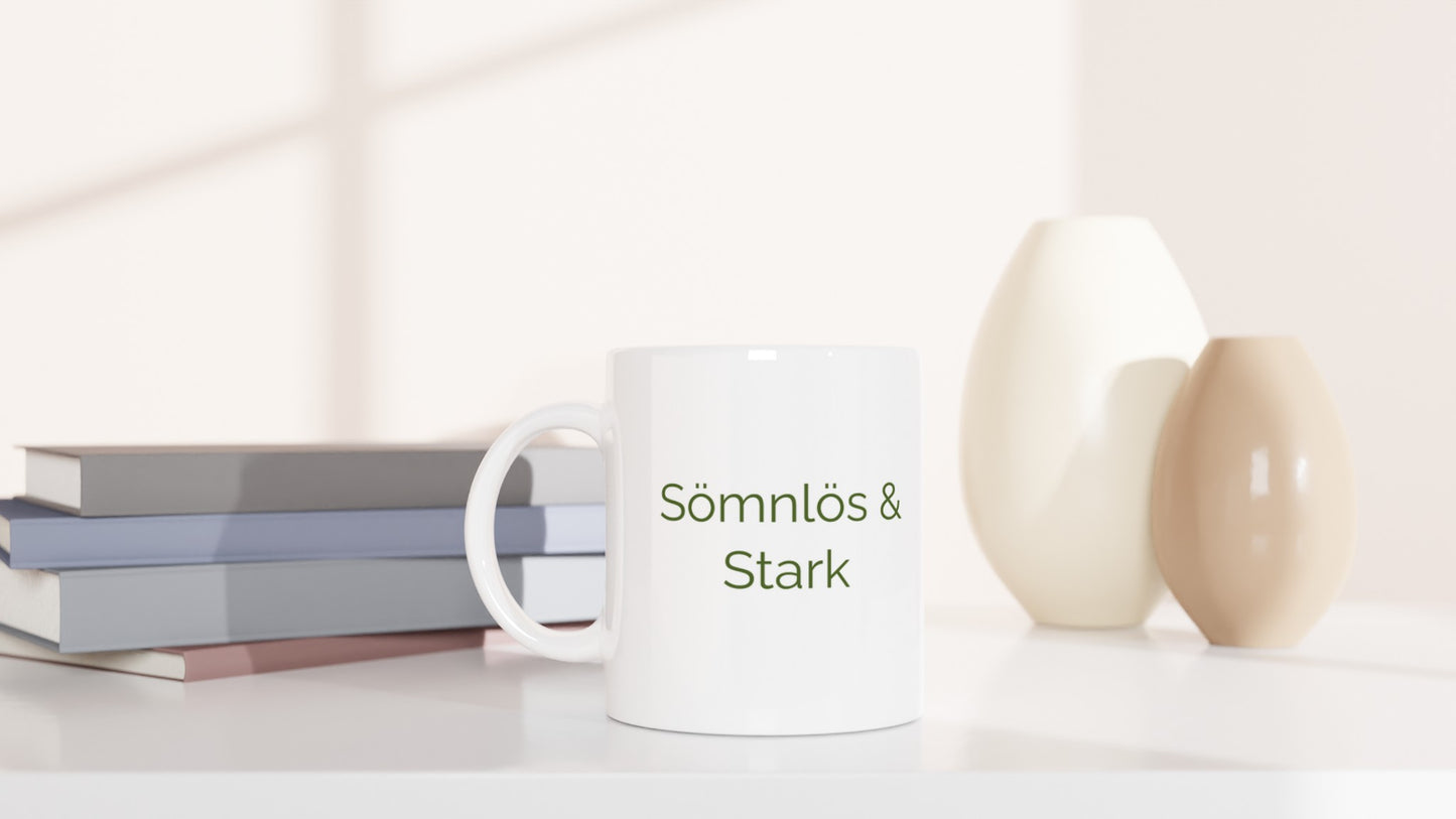 Hyllning till starka mammor som tacklar sömnlösa nätter med en kopp kaffe. Sömnlös & Stark.