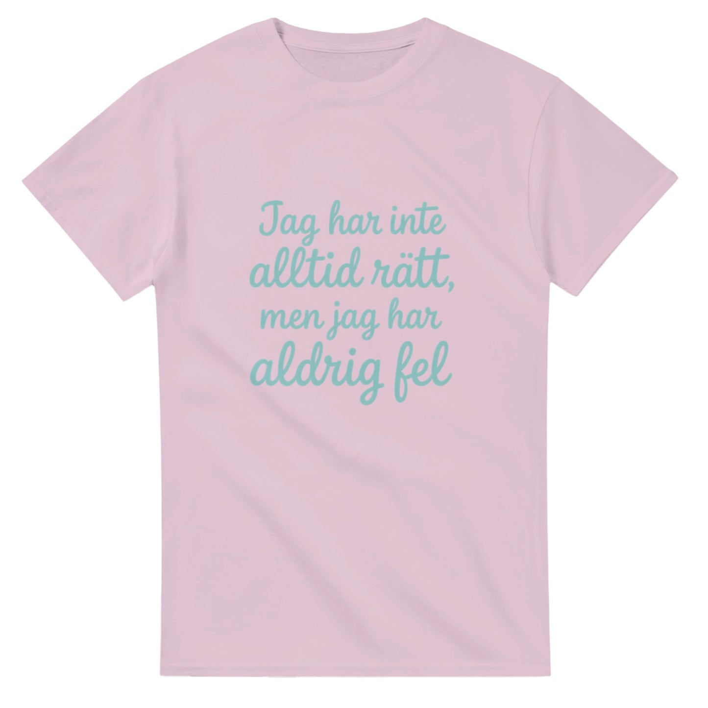 T-shirt med rolig text: Jag har inte alltid rätt, men jag har aldrig fel. Lekfull font och mjuk pastellfärg.
