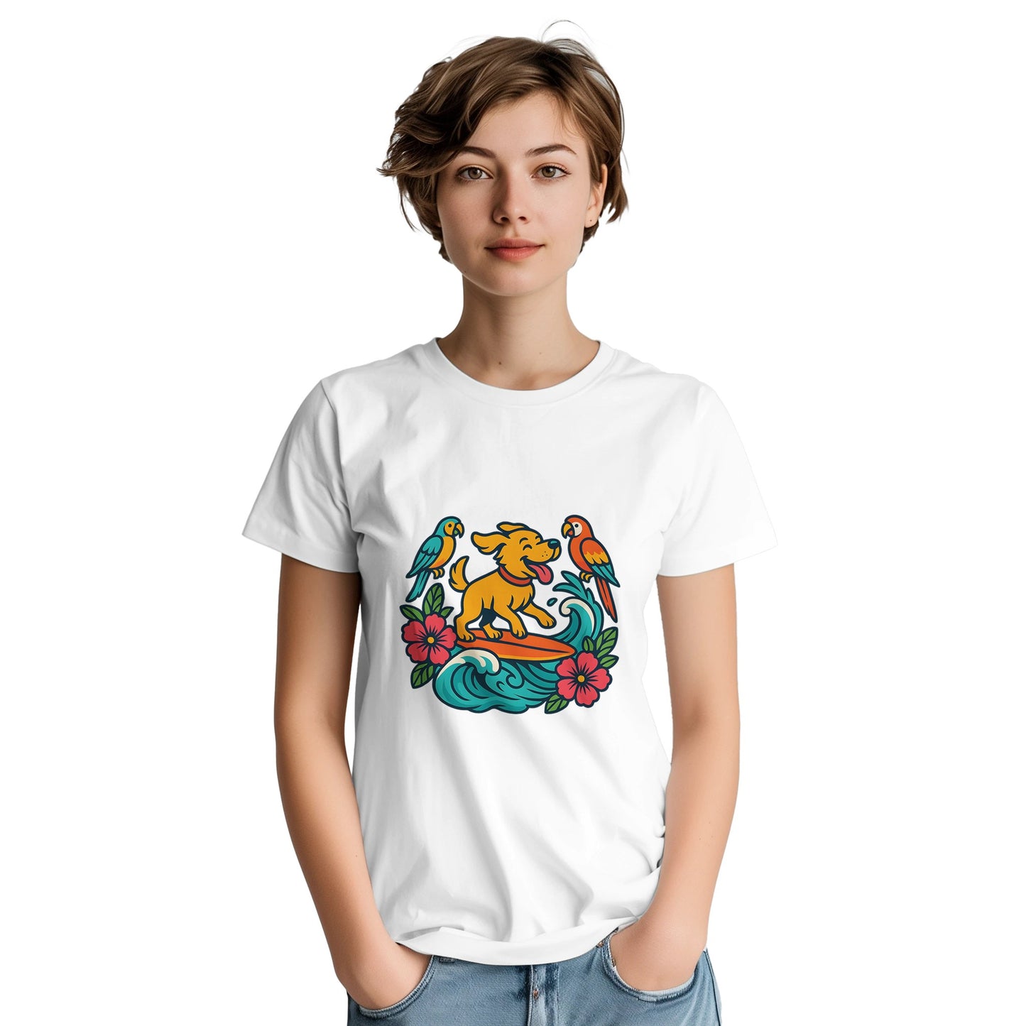T-shirt med surfande hund, omgiven av tropiska vågor och färgglada fåglar. Glatt och somrigt motiv.