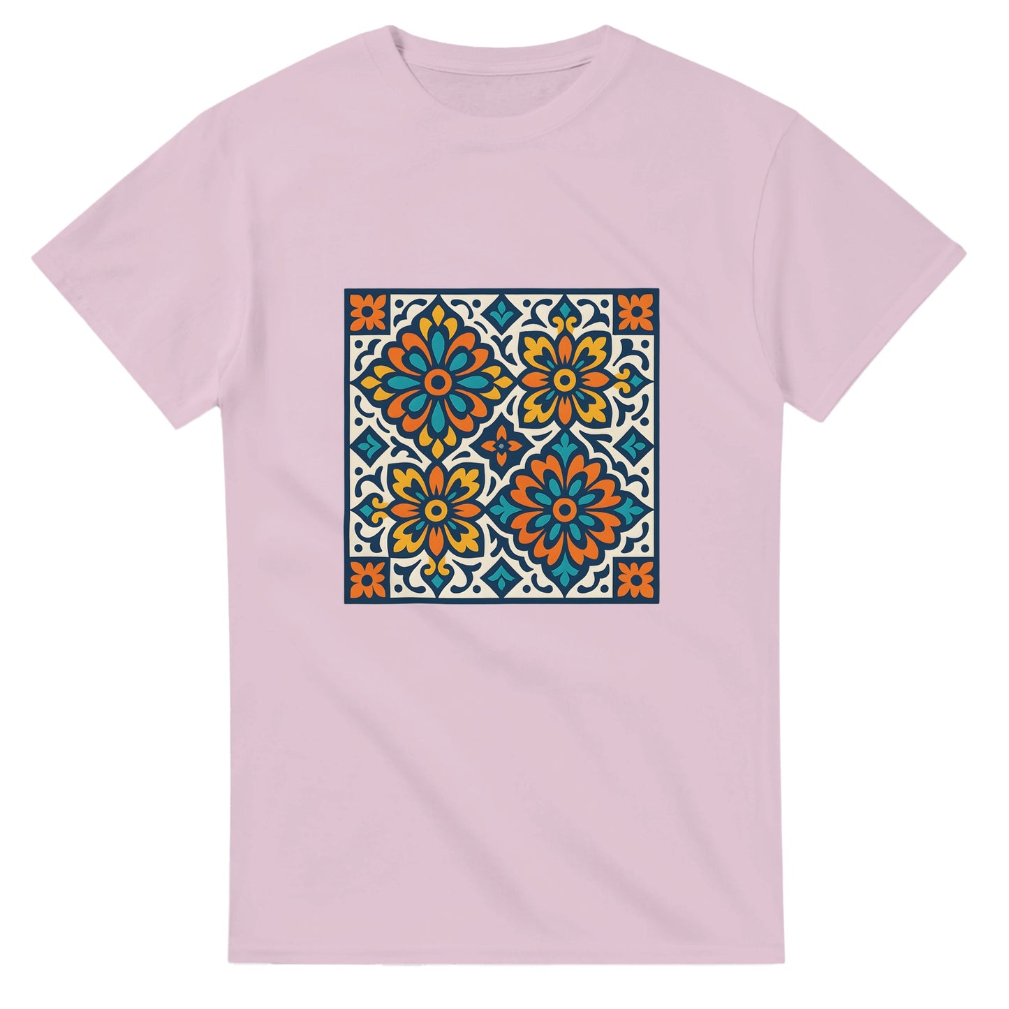 T-shirt med spanska mosaikmönster för en medelhavskänsla. Färgglada och detaljerade.