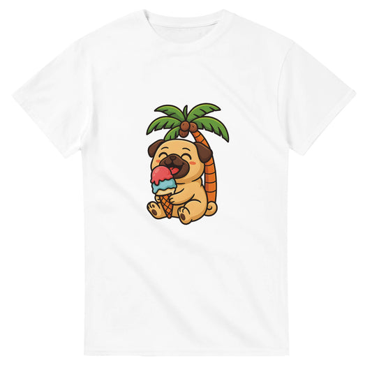 Söt mops njuter av en glass under en palm. Perfekt för hundälskare som vill ha semesterkänsla!