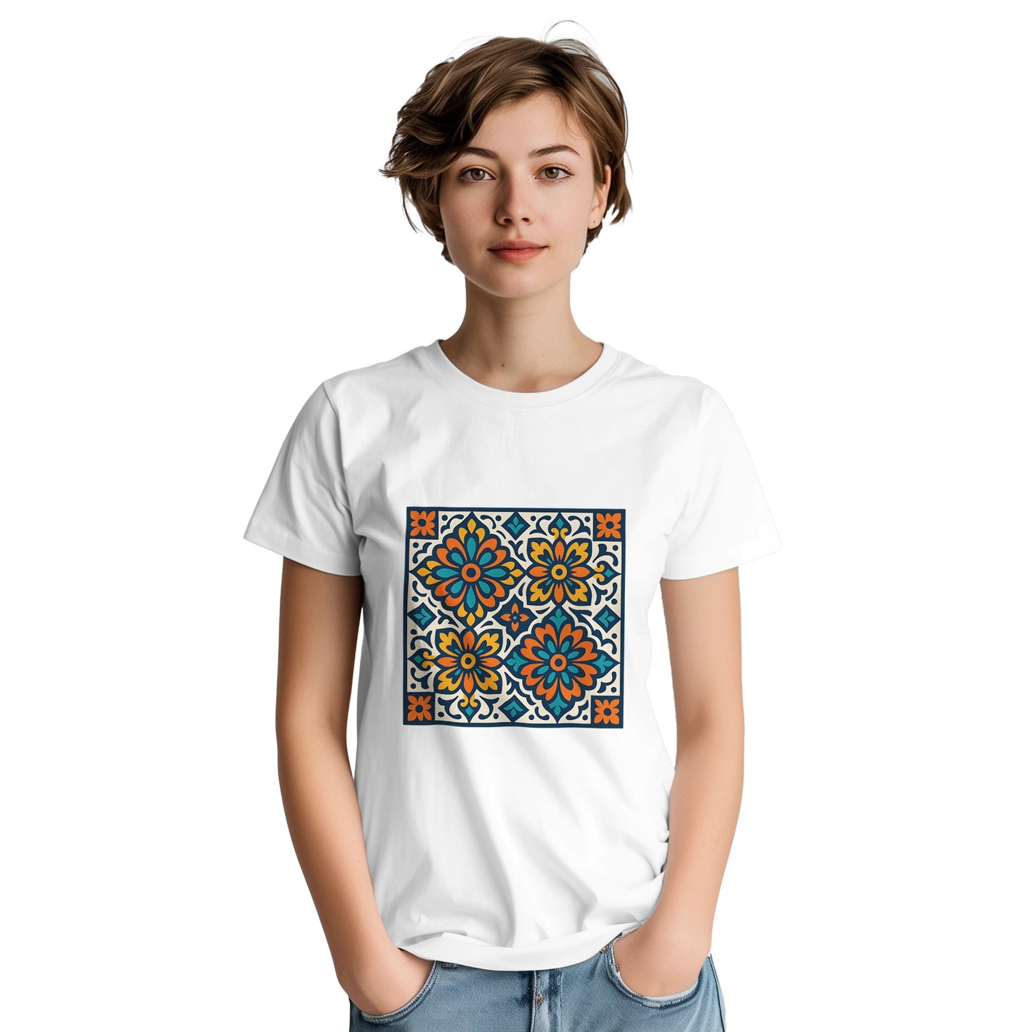 T-shirt med spanska mosaikmönster för en medelhavskänsla. Färgglada och detaljerade.