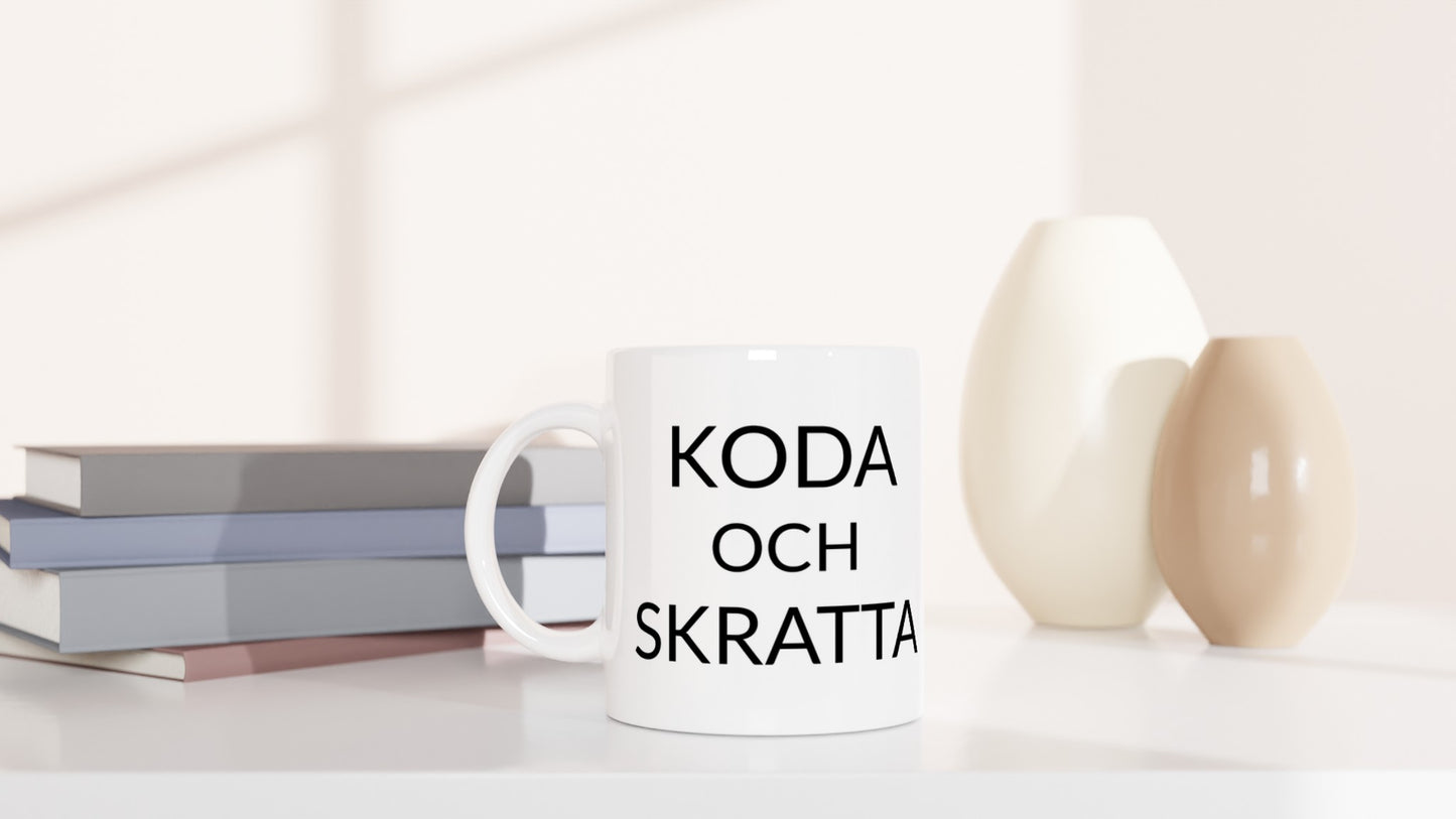 Mugg med texten Koda och Skratta 13 för kodare som uppskattar humor på jobbet.