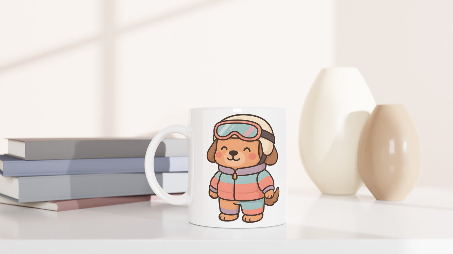 Hoppfull hund i skidkläder på en mugg, perfekt för skidåkare som vill börja dagen med stil.