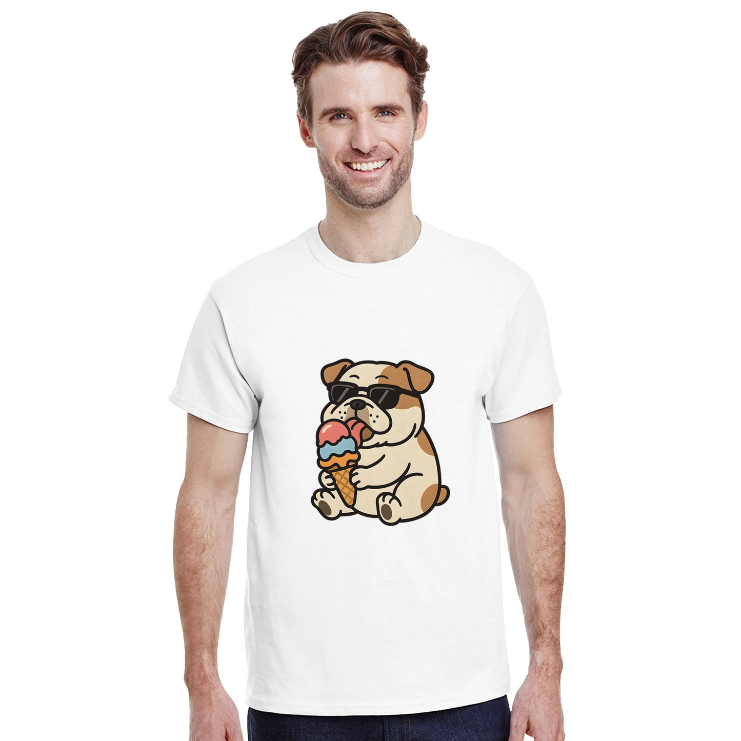 T-shirt med glad bulldog som njuter av en färgglad glass. Perfekt för hundälskare.