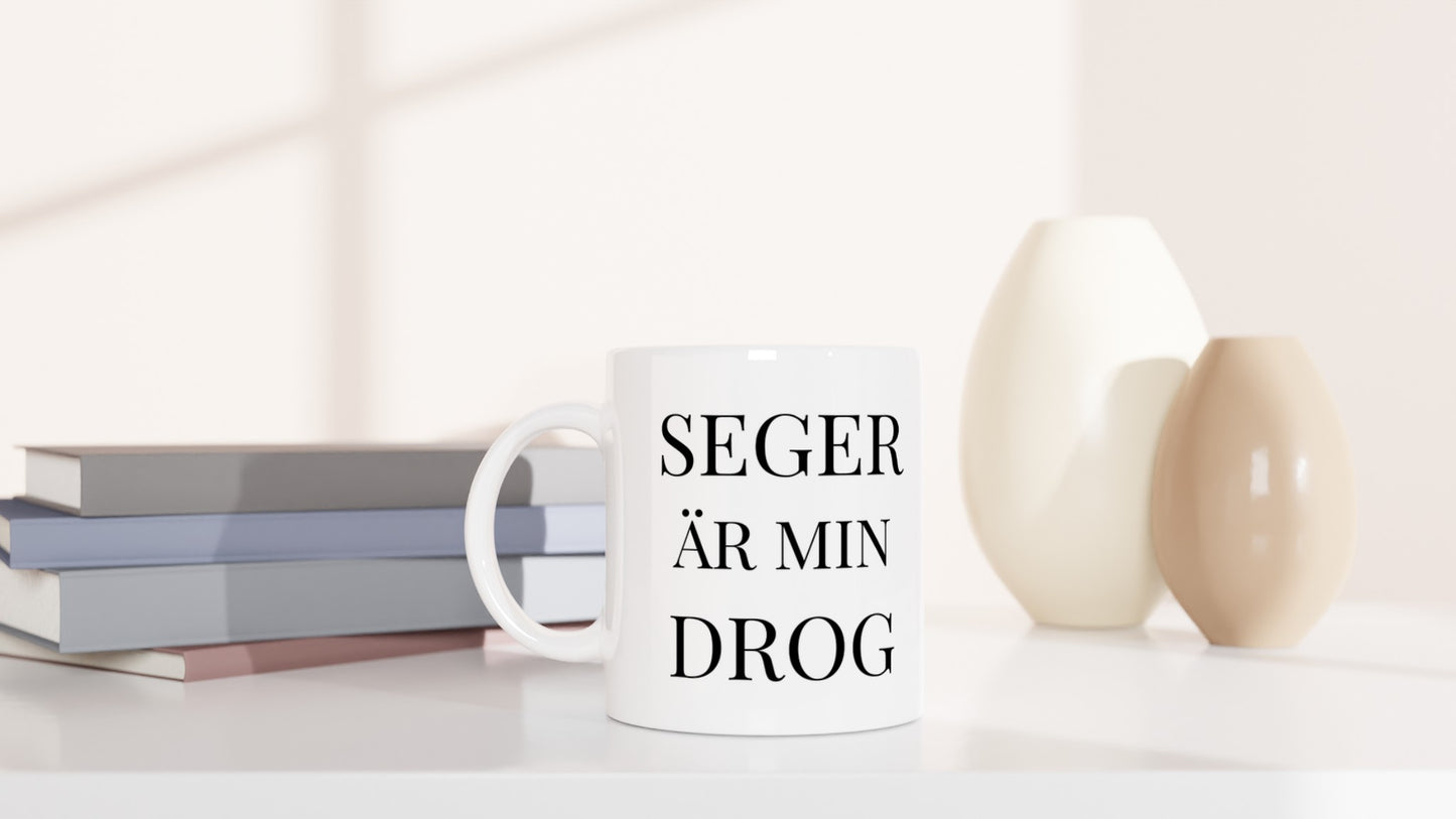 Sportmugg med humoristisk design som fångar den elektriska känslan av fotbollsseger.