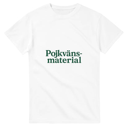 T-shirt för modern pojkvän med 'Pojkvänsmaterial' tryck i trendig font och djupgrön färg.