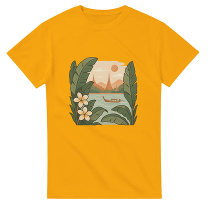 T-shirt med tropiska växter i milda färger som hyllar Sydöstasiens skönhet.