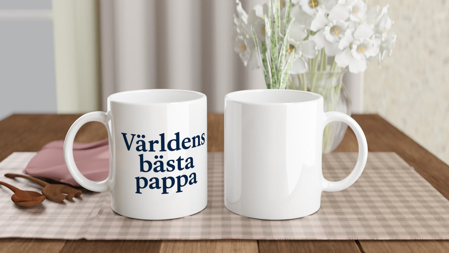 Klassisk pappa-mugg i djupblå stil med texten Världens bästa pappa i serif-font. Enkel men stolt hyllning.