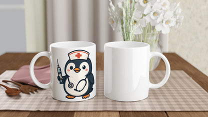 Mugg med pingvin i sjuksköterskedräkt, stetoskop och spruta. Perfekt för humoristiska kaffestunder!