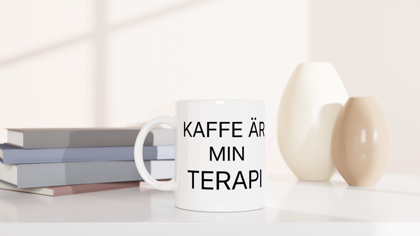 Kaffe är Min Terapi - en stunds njutning för att må bättre. Perfekt för kaffedrickare.