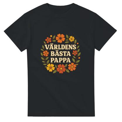 T-shirt med blomstrande mönster och texten 'Världens bästa pappa' i varma toner. En hyllning till pappa i blomstrande stil.