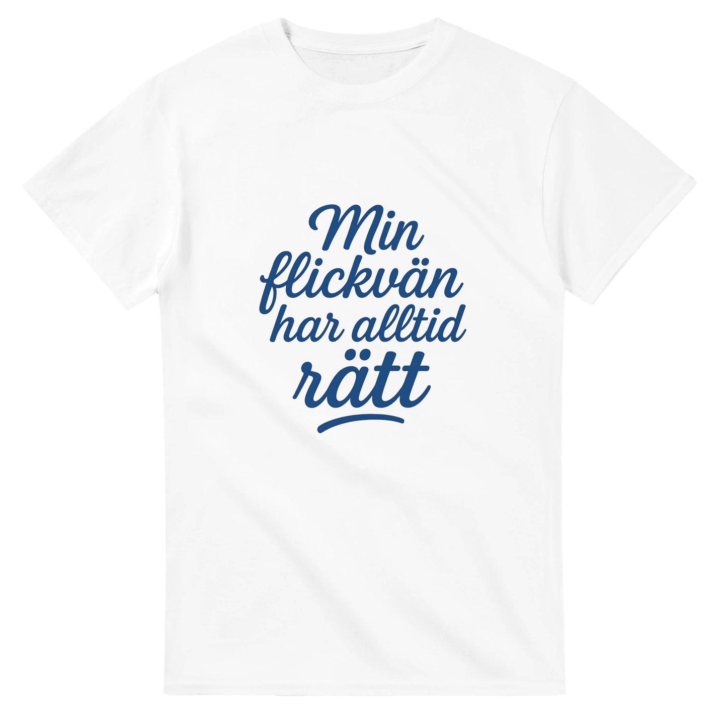 T-shirt med lekfull text: 'Min flickvän har alltid rätt' i elegant scriptfont och snygg blå färg.