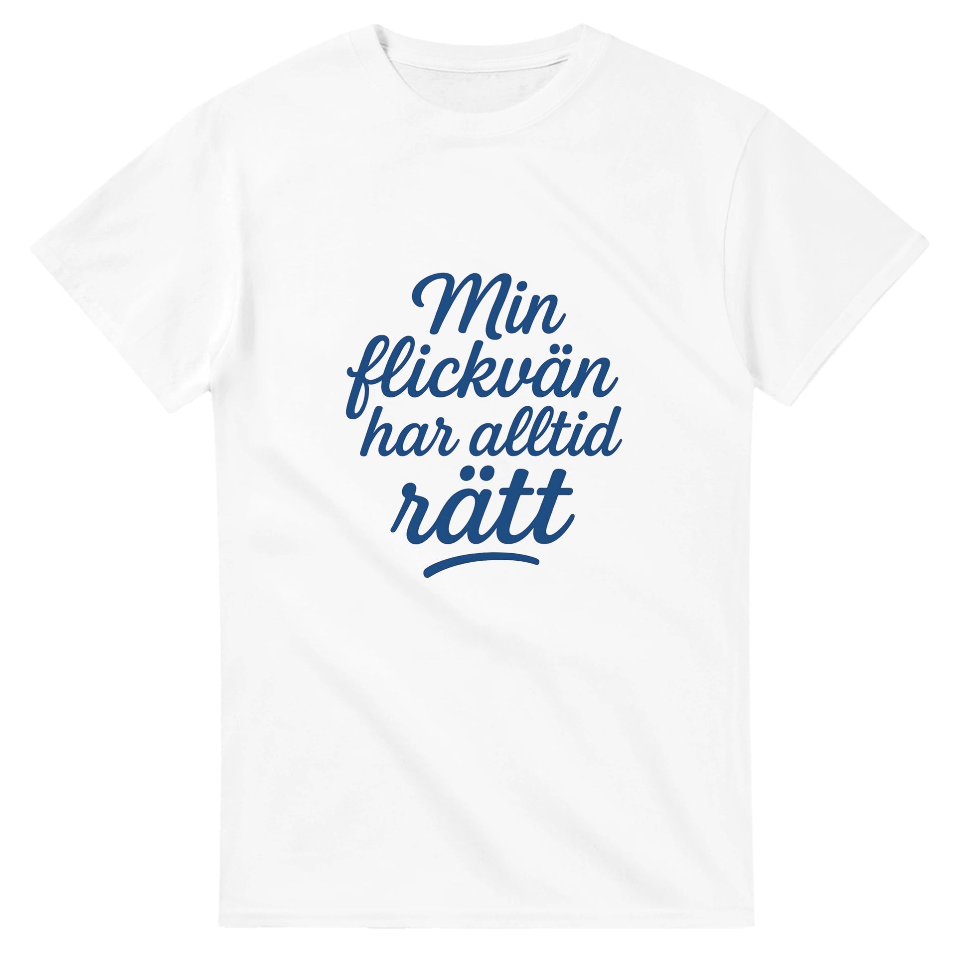 T-shirt med lekfull text: 'Min flickvän har alltid rätt' i elegant scriptfont och snygg blå färg.
