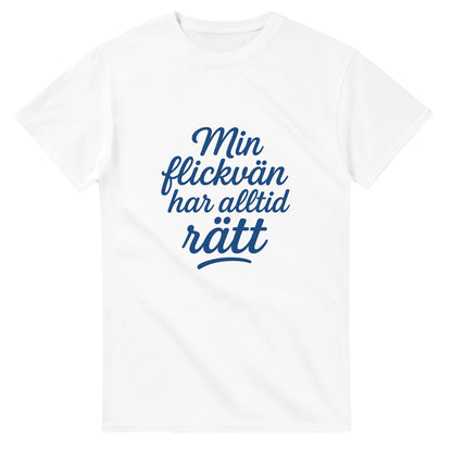 T-shirt med lekfull text: 'Min flickvän har alltid rätt' i elegant scriptfont och snygg blå färg.