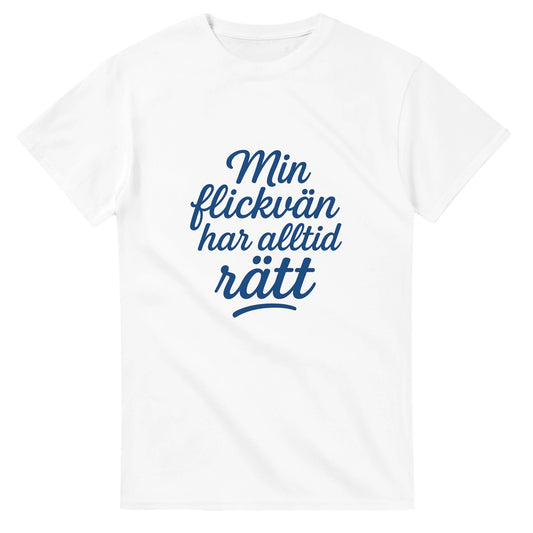 T-shirt med lekfull text: 'Min flickvän har alltid rätt' i elegant scriptfont och snygg blå färg.