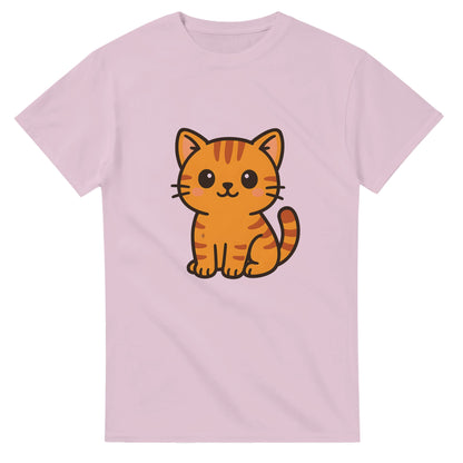 Charmig t-shirt med söt kawaii-katt i orange, perfekt för kattälskare och söta motiv.
