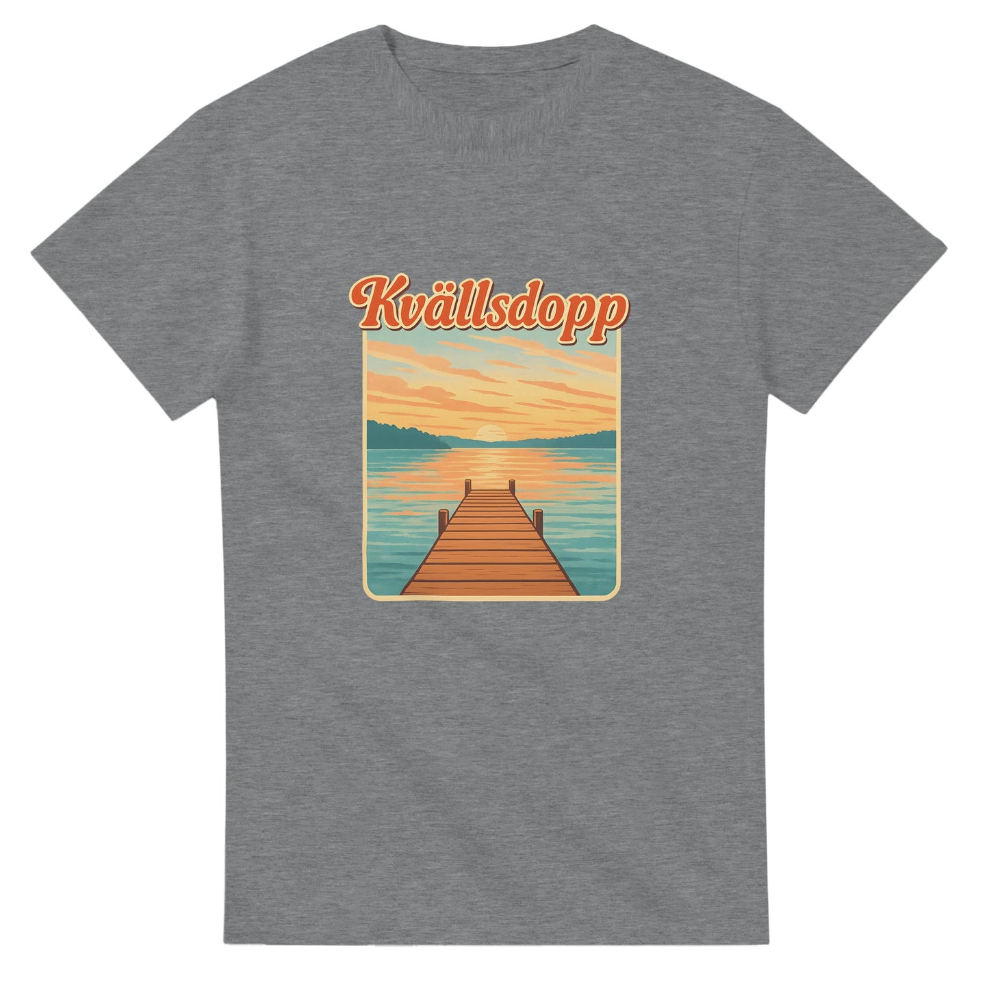 T-shirt med Kvällsdopp & solnedgångsmotiv. Vintageinspirerad badbrygga & retrotext. Hyllning till sommarkvällar.