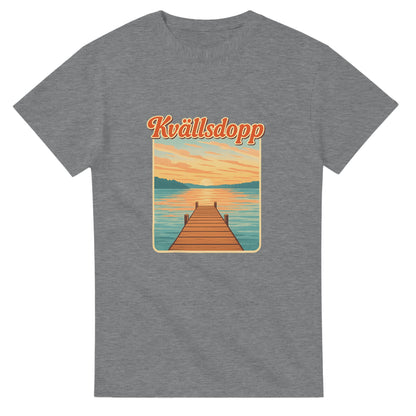 T-shirt med Kvällsdopp & solnedgångsmotiv. Vintageinspirerad badbrygga & retrotext. Hyllning till sommarkvällar.