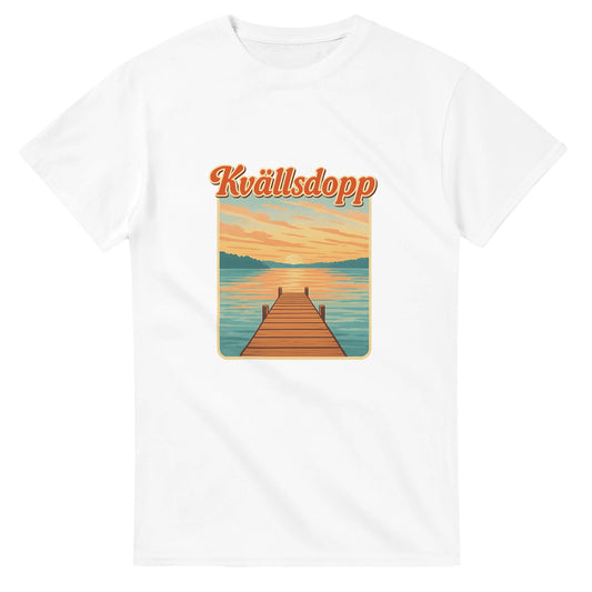 T-shirt med Kvällsdopp & solnedgångsmotiv. Vintageinspirerad badbrygga & retrotext. Hyllning till sommarkvällar.