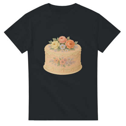 T-shirt med blommig sekelskiftesstil, handmålade blommor och nostalgisk charm.
