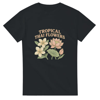 Thailändsk blomsterdröm i milda toner. Perfekt för naturälskare. T-shirt med vacker design.