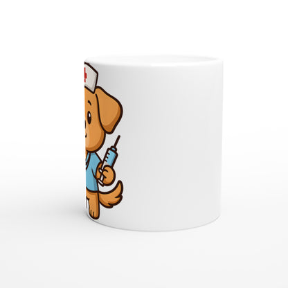 Hund Doktor Mugg - Söt hund som sjuksköterska med stetoskop och spruta, perfekt för hundälskande sjukvårdspersonal.