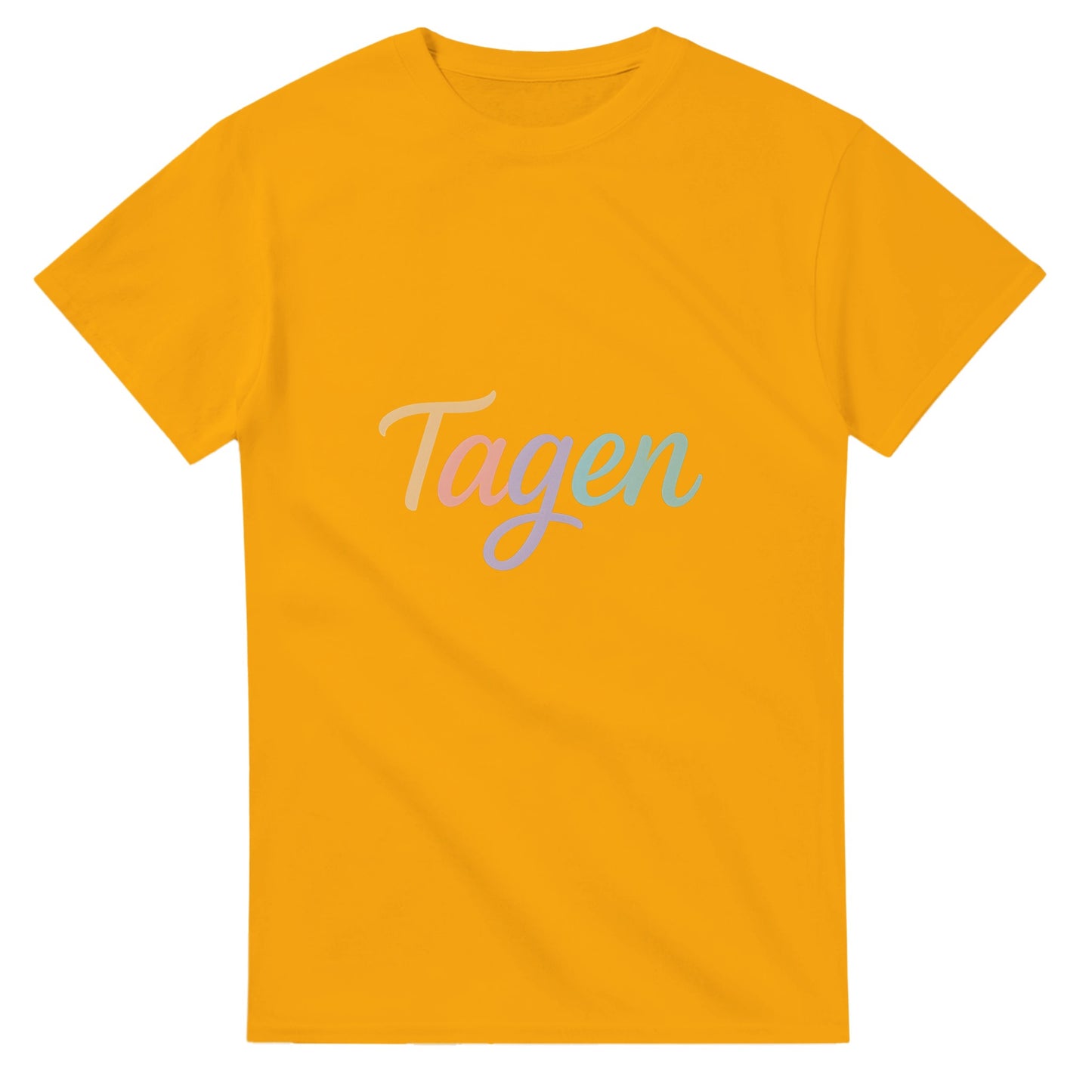 Kaxigt elegant t-shirt med ordet Tagen i lekfull font och harmonisk färg för en charmigt självsäker look.