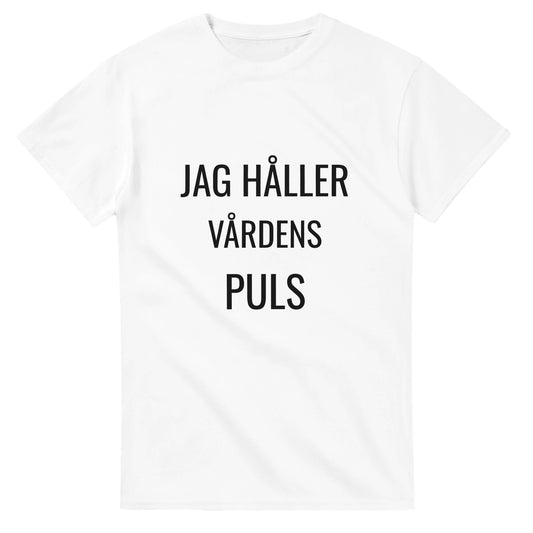 T-shirt med budskapet Kontroll över vårdens puls för sjuksköterskor. Rolig och unik design.