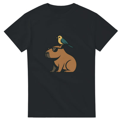Capy & Bird Buddies - En cool capybara med sin fågelkompis på huvudet, symbolen för harmoni och vänskap. Sprid chill och good vibes!