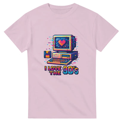 T-shirt med 90-tals pixelart-design av datorer och disketter i livliga färger och glitch-effekt. Perfekt för spelentusiaster.