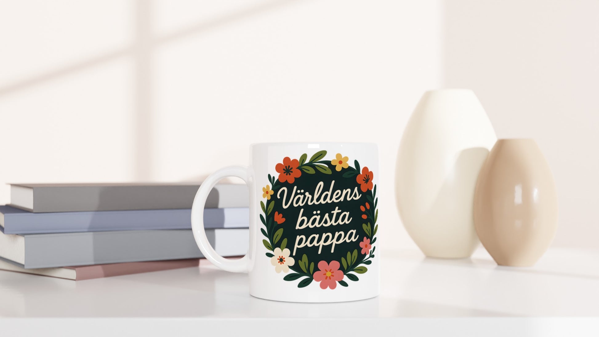 Mugg med blomkrans och text 'Världens bästa pappa'. Elegant och stilfull med handskriven komposition. Perfekt för fars dag!