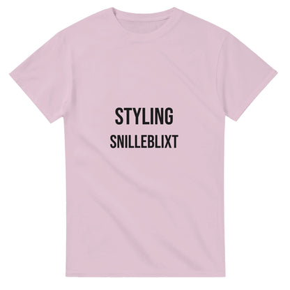 Stilren t-shirt för kreativa frisörer. Perfekt för experimenterande och uttrycksfulla looks. Utforska din kreativitet med Snilleblixt.