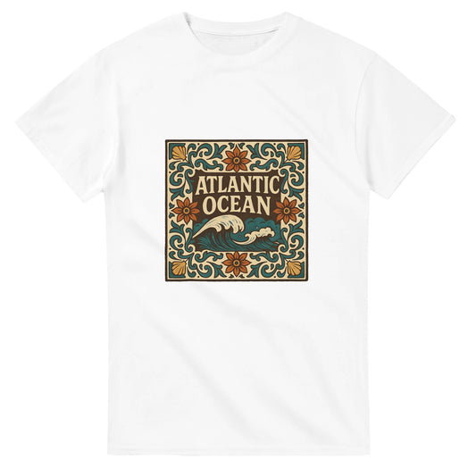T-shirt med azulejomönster i vintagestil, inspirerad av Atlanten. Upplev Portugals skönhet och kultur.