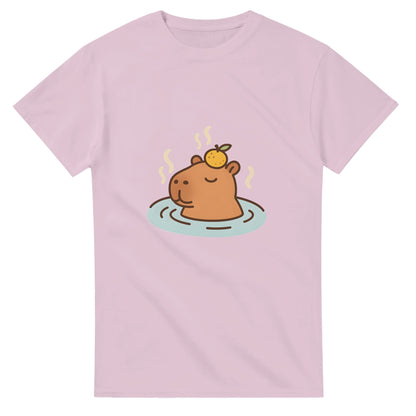 Capybara i varm källa med citrus på huvudet. Lekfullt motiv för total zen och värme.