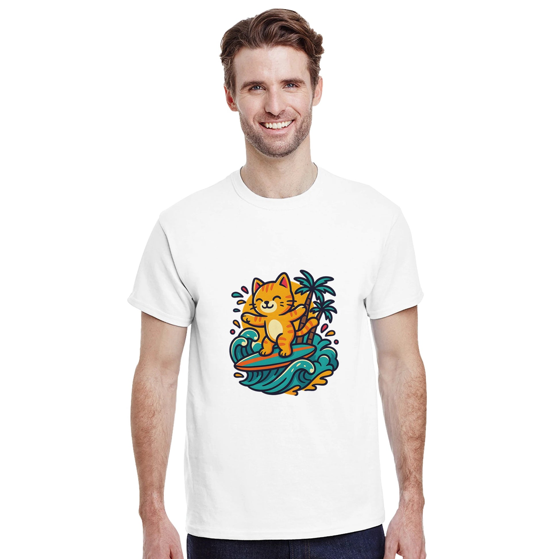 T-shirt med surfande katt i paradiset, omgiven av palmer och tropiska färger. Perfekt för kattälskare som drömmer om semester.