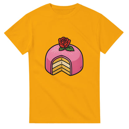T-shirt med prinsesstårta i rosa marsipan och grädde, perfekt för sötsakälskare.