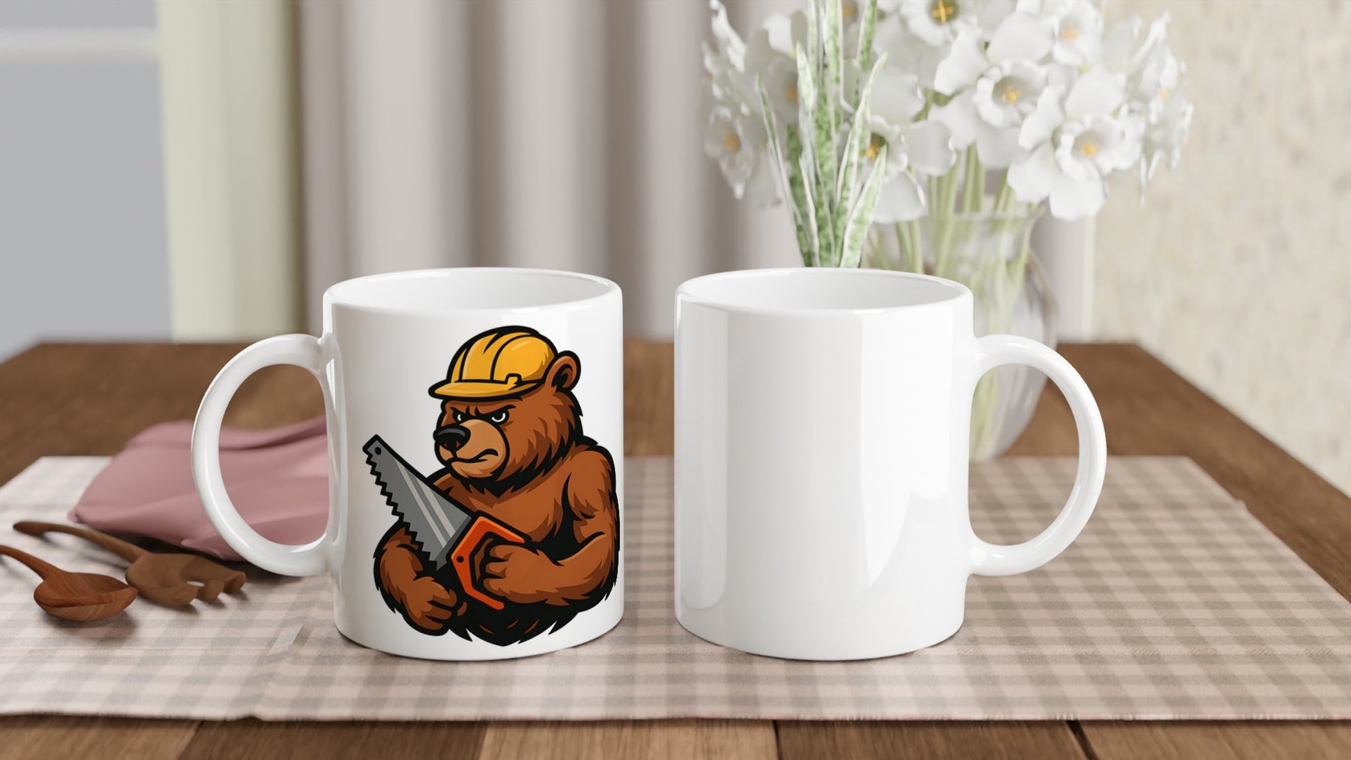 Arbetssam björn med snickarkeps och såg, perfekt för snickare. Mugg med stark design.