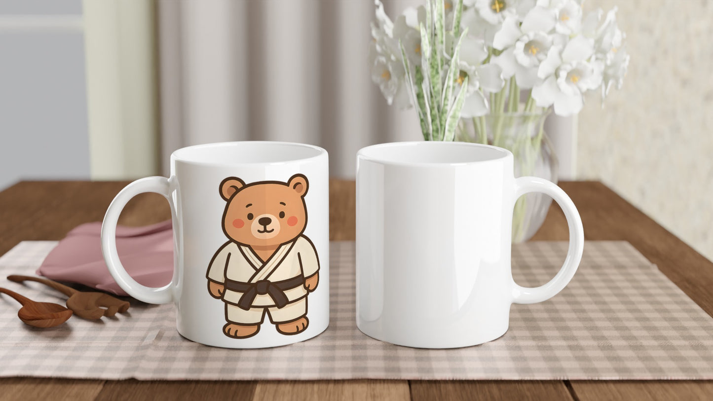 Mugg med björn i judodräkt, perfekt för sport- och djurälskare. Fånga styrkan hos björnen med denna mugg.