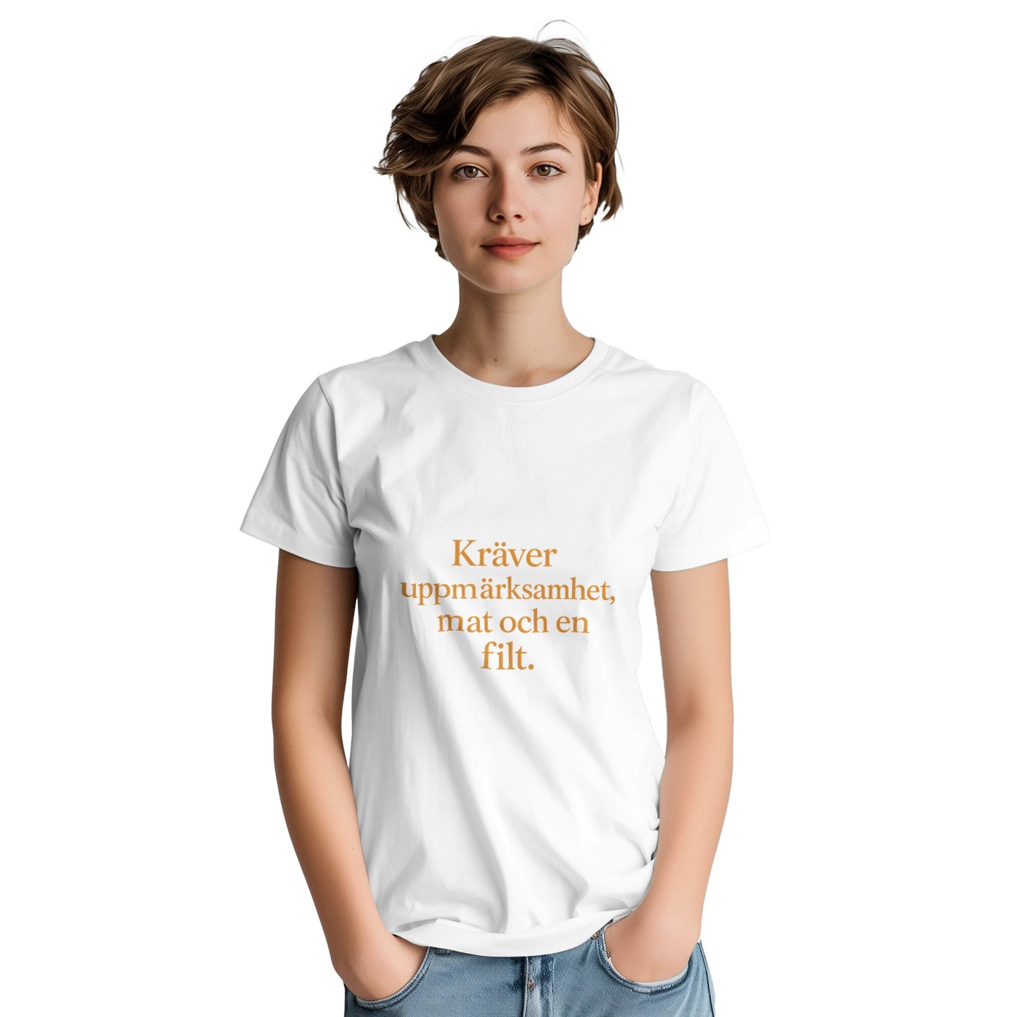 T-shirt med rolig och varm statement-text för henne. Kräver uppmärksamhet, mat och en filt. Chic font och tonad färg.