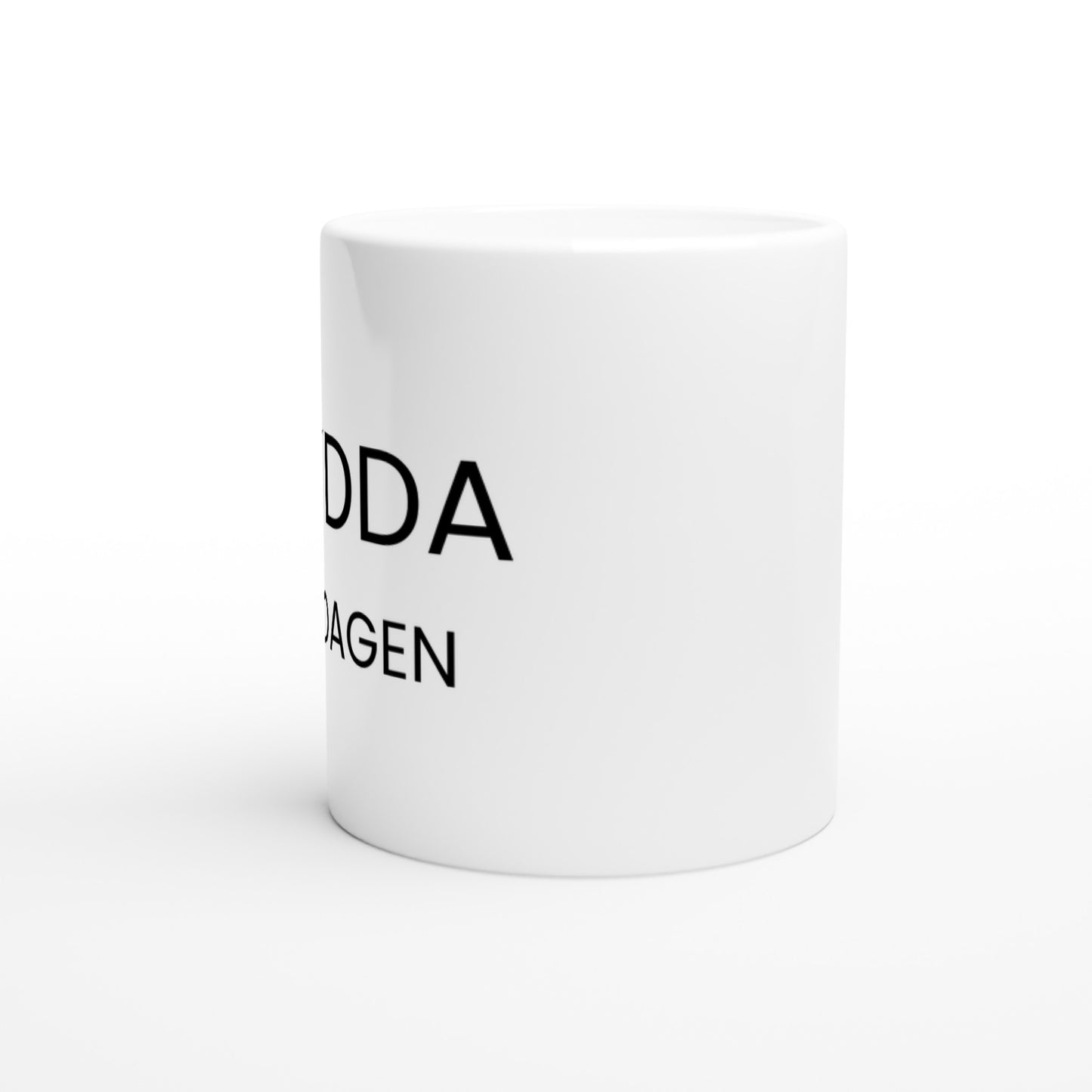 Mugg med texten Krydda Vardagen på en vit bakgrund med en kryddburk och en sked bredvid.