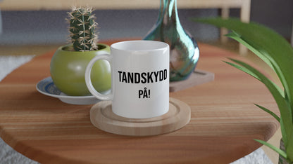 Tandskydd På! - En påminnelse om att vara redo för allt på planen, både tacklingar och skratt.