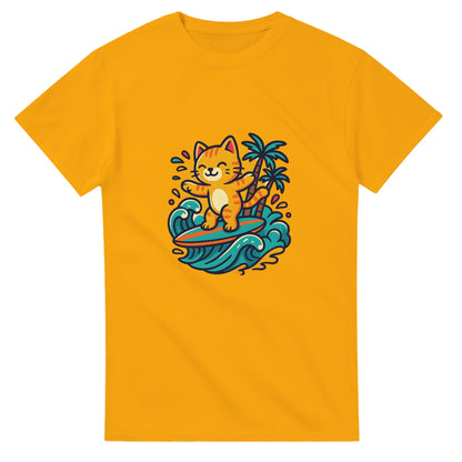 T-shirt med surfande katt i paradiset, omgiven av palmer och tropiska färger. Perfekt för kattälskare som drömmer om semester.