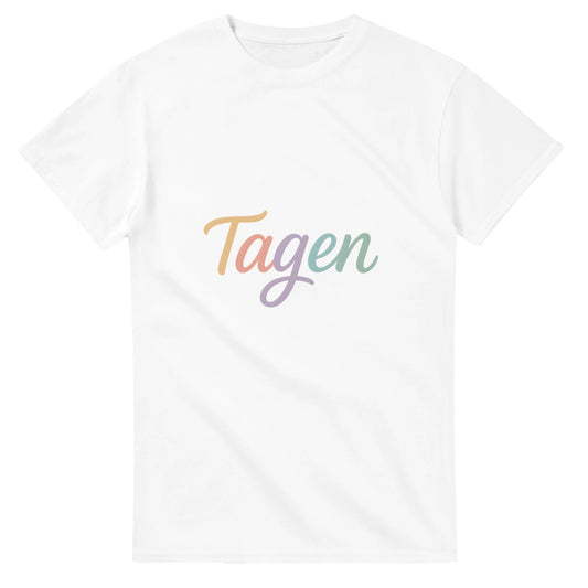 Kaxigt elegant t-shirt med ordet Tagen i lekfull font och harmonisk färg för en charmigt självsäker look.