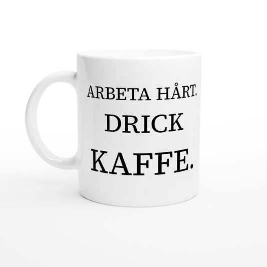 Effektivitet med kaffe vid din sida. Arbeta hårt och njut av en kopp kaffe för produktivitetens skull.
