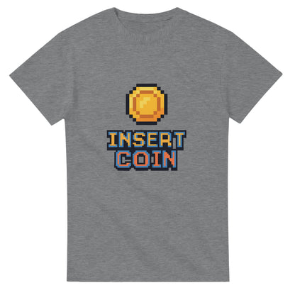 T-shirt med mynt och 'Insert Coin' text för nostalgiska gamers.