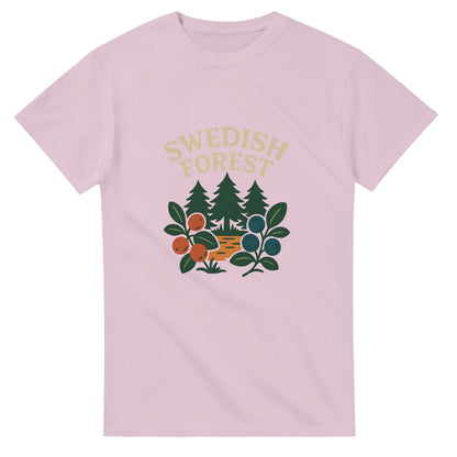 Utforska svensk skogsmagi med bär och vintage design, perfekt för naturälskare.